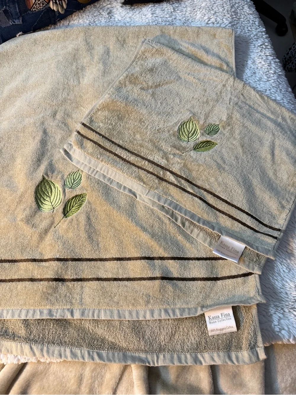 Kassa Fina Brown Bath towel set (2) embroidered leaves 100% Ringspun Cotton